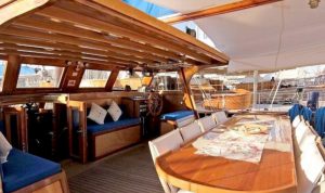 private crewed yacht charter greece